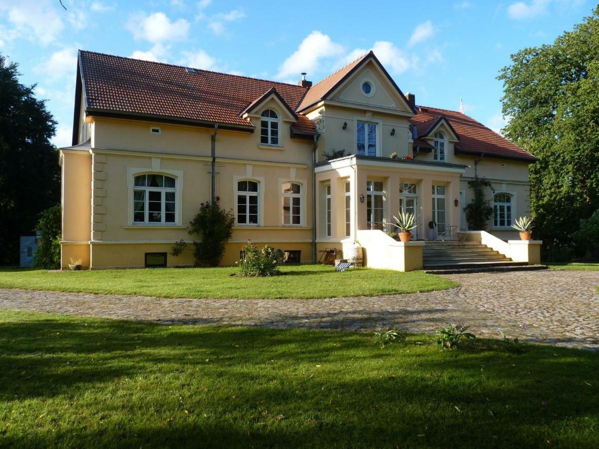 Exklusive Ferienwohnungen Im Gutshaus Viezen Bernitt 외부 사진